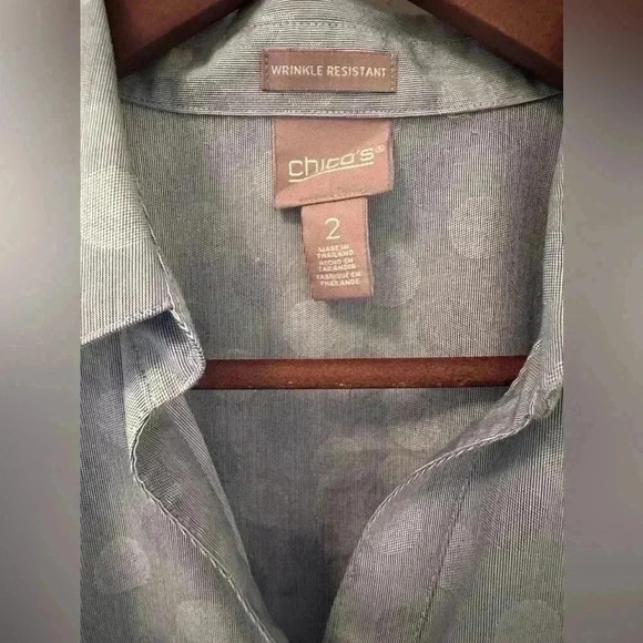 Chicos Women’s Blue Polkadot Button-down, size 2, Career, Cotton - Picture 6 of 8